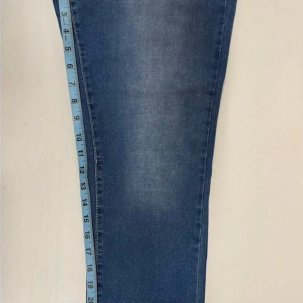 Wallflower Women’s Medium Wash Denim Pull on Capri Cropped Blue Jeans size 14 - Picture 5 of 7